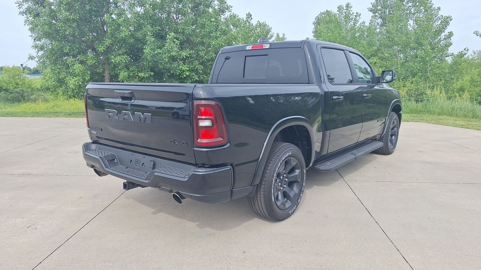 New 2026 Diamond Black Crystal Pearl-Coat Exterior Paint RAM Big Horn/Lone Star image 3