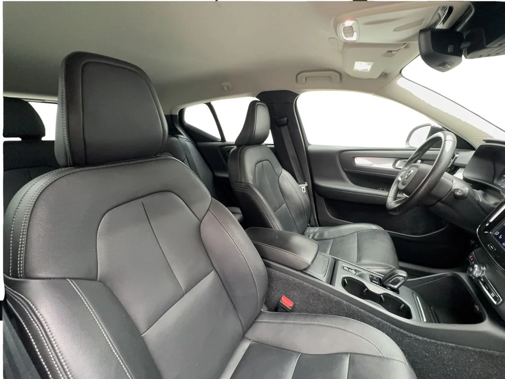 Used 2021 Black Volvo Momentum image 30