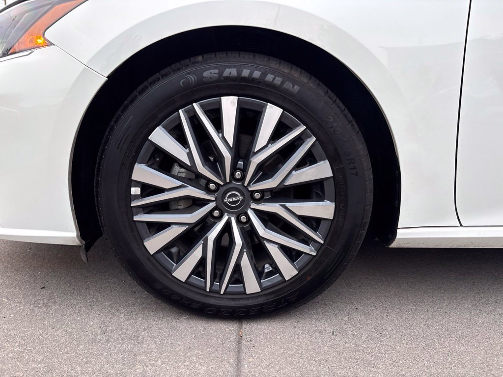 Used 2025 Glacier White Nissan 2.5 SV image 11