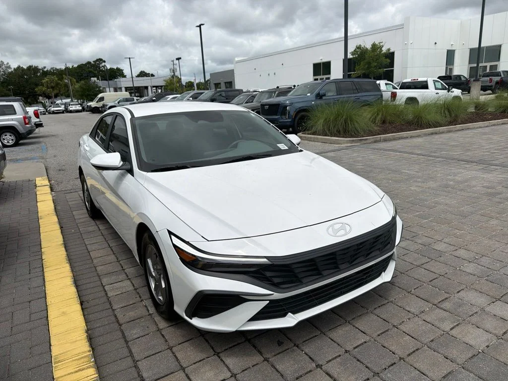 Used 2024 White Hyundai SE image 4