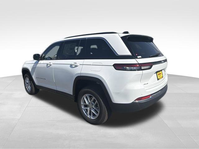 New 2026 Bright White Clear-Coat Exterior Paint Jeep Laredo X image 5