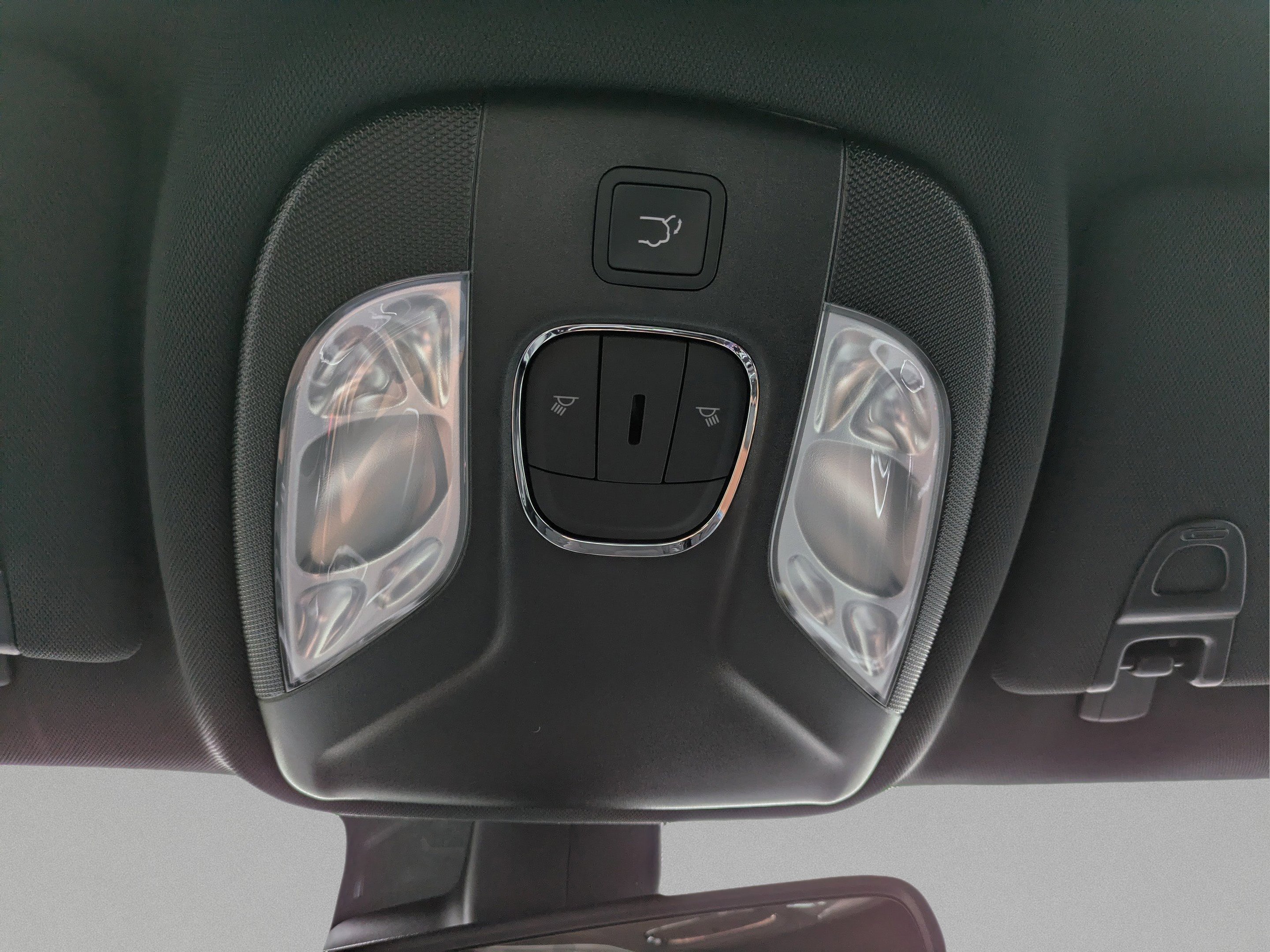 New 2026 Diamond Black Crystal Pearlcoat Jeep Latitude image 34