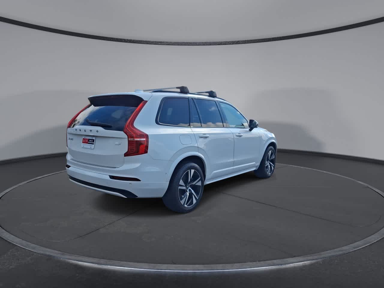 Used 2022 White Volvo R-Design image 8