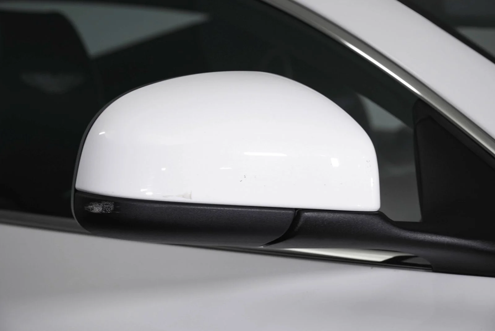 Used 2015 White Aston Martin  image 13
