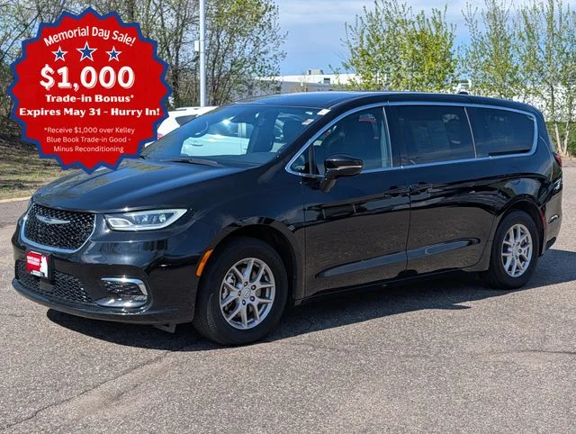 Used 2025 Chrysler Pacifica Select with VIN 2C4RC1BG5SR574875 for sale in White Bear Lake, Minnesota