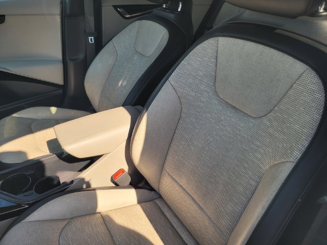 Used 2023 White Kia Wave image 13