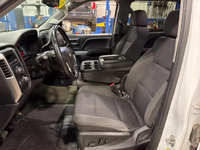 Used 2018 SUMMIT WHITE Chevrolet LT image 15