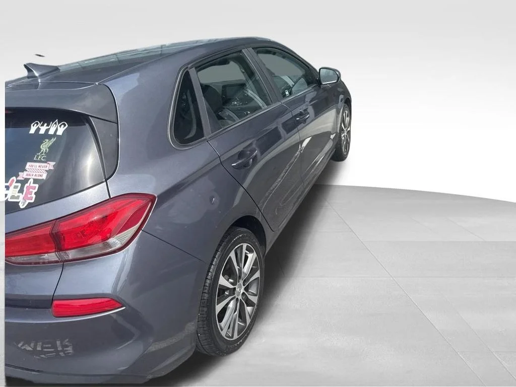 Used 2018 White Hyundai Base image 11
