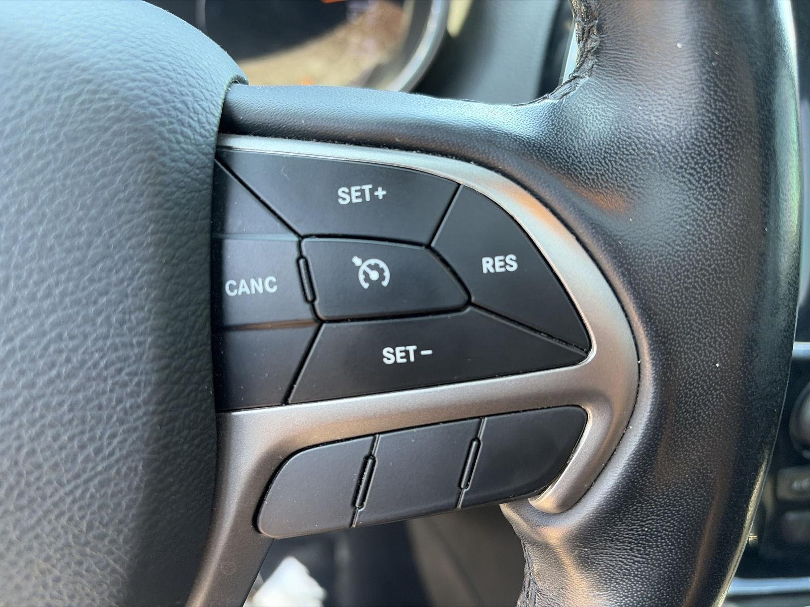 Used 2020 Diamond Black Crystal Pearlcoat Jeep Altitude image 19