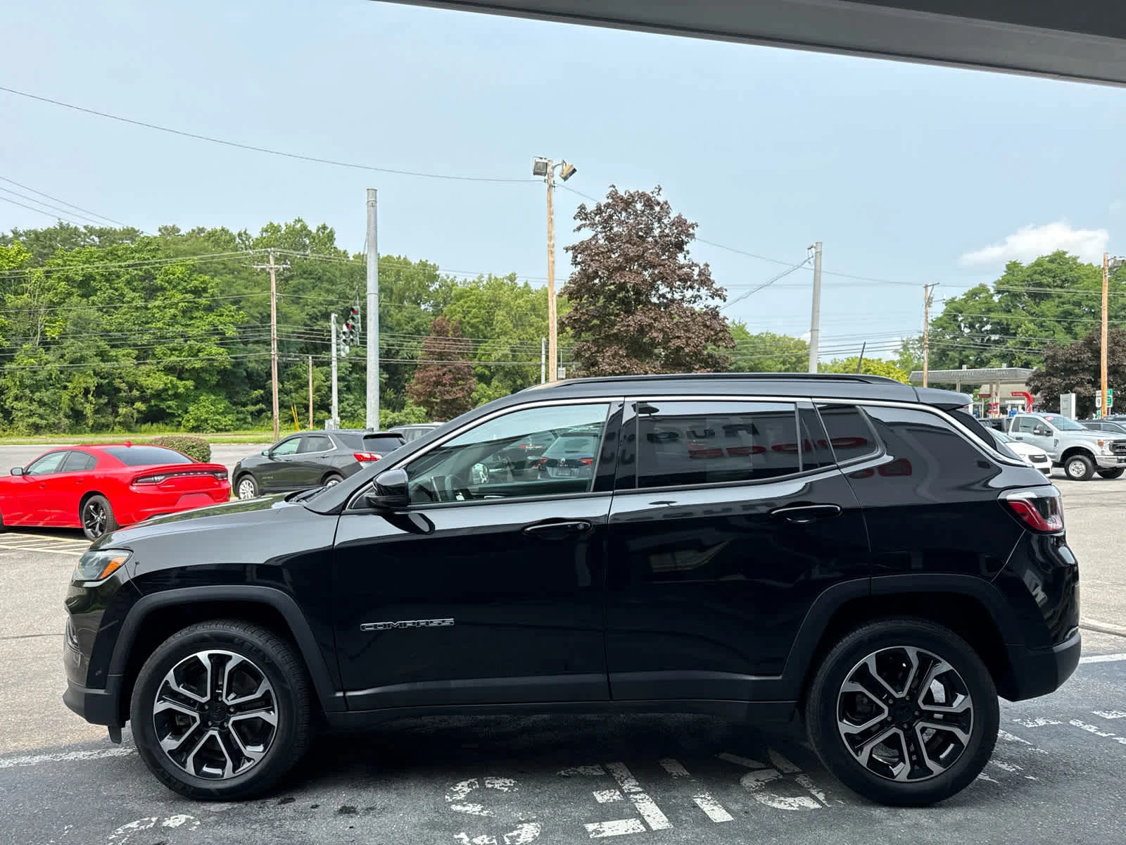 Used 2023 Diamond Black Crystal Pearlcoat Jeep Limited image 6