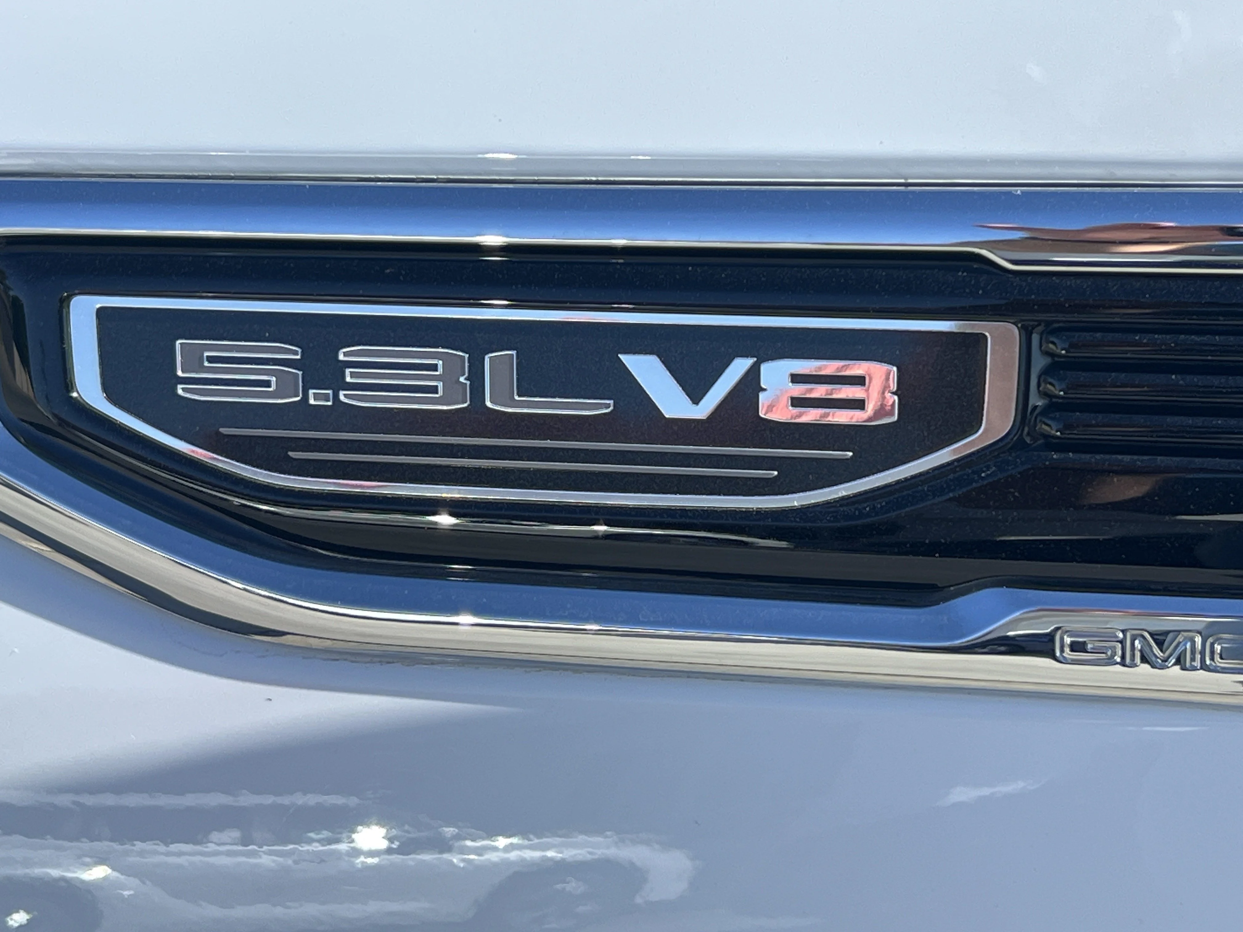 Used 2025 Summit White GMC SLT image 24