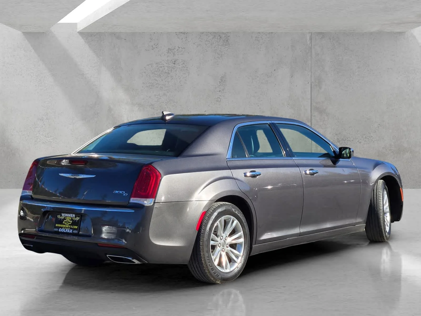 Used 2016  Chrysler 300C image 4