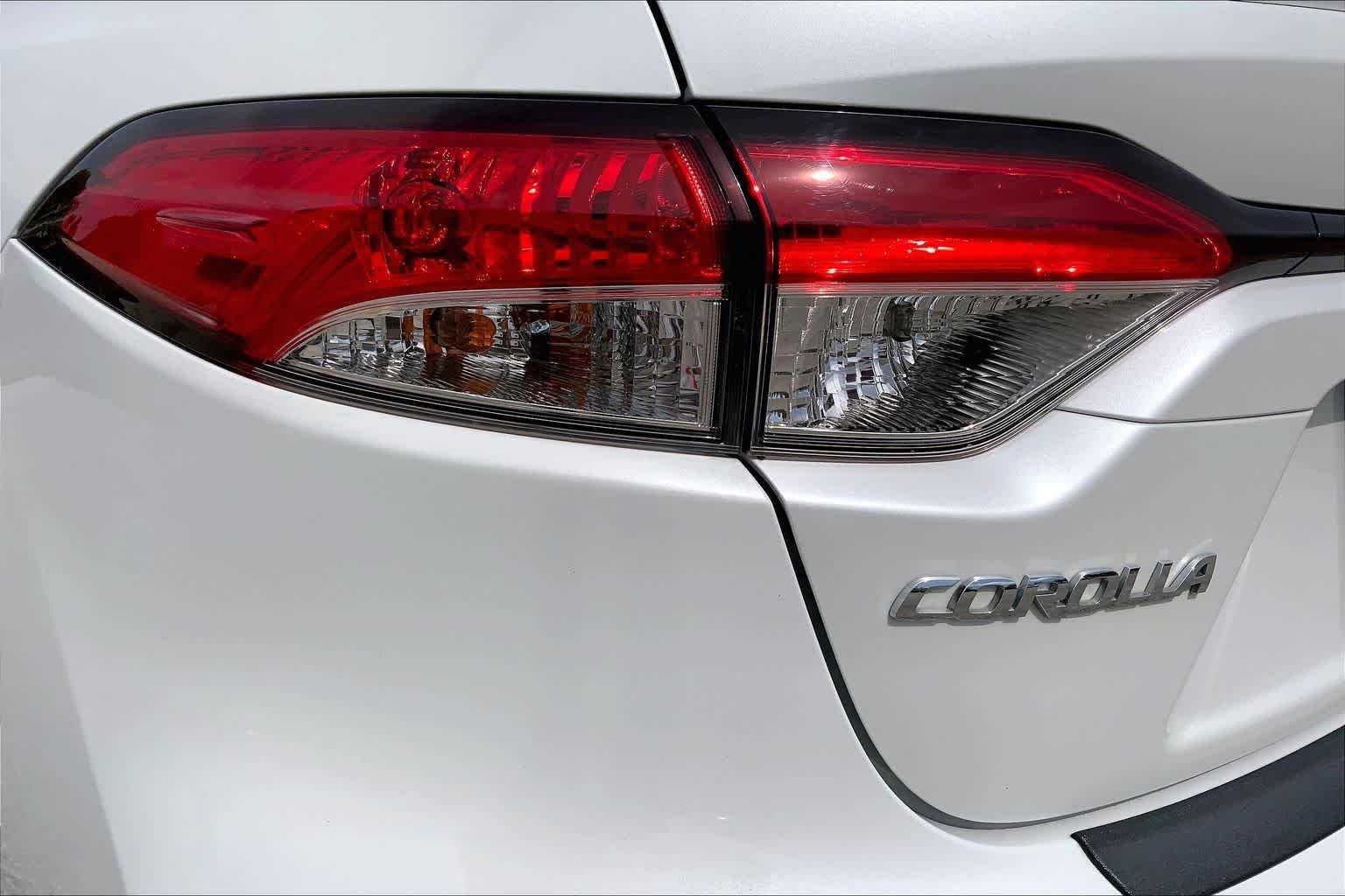 Used 2024 Wind Chill Pearl Toyota Hybrid SE image 28