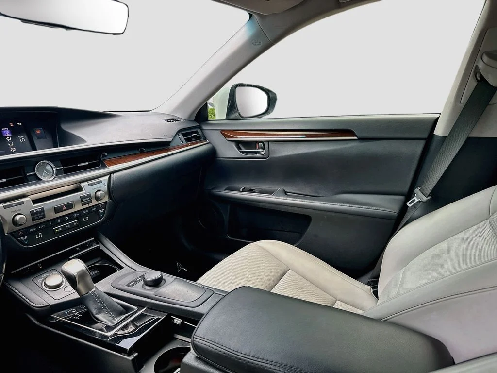 Used 2016 White Lexus 350 image 23