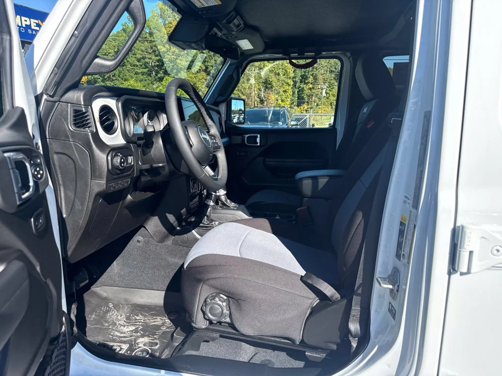 Used 2025 White Jeep Sport S image 9