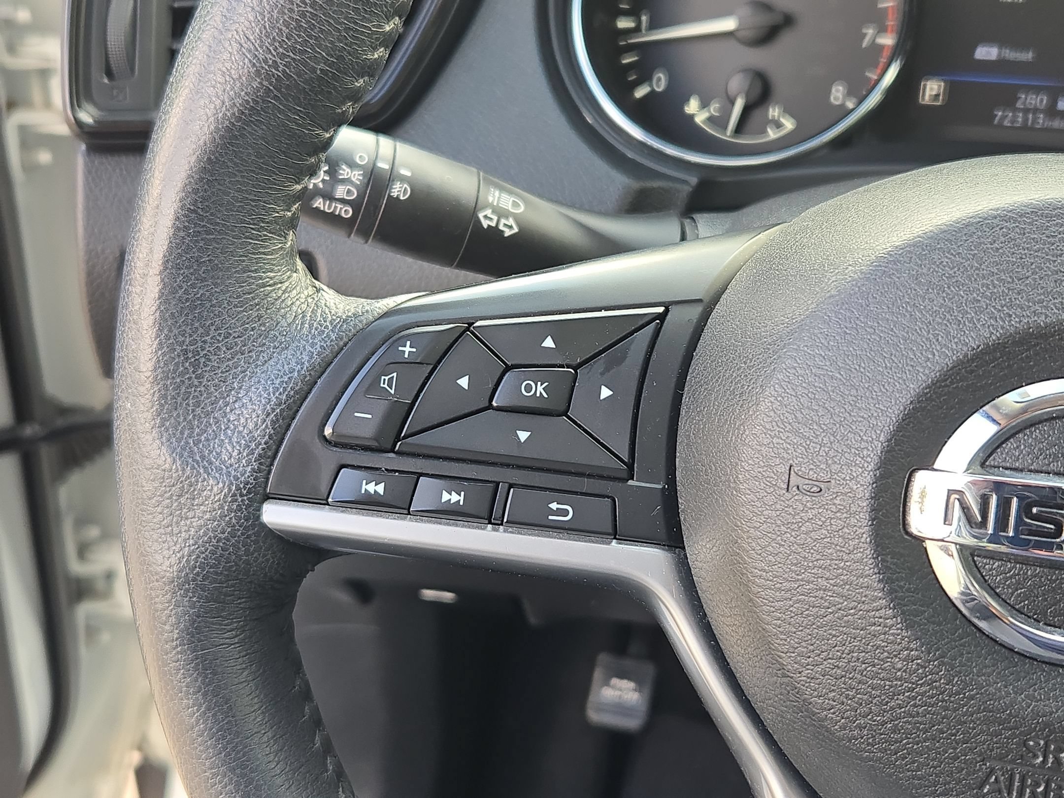 Used 2018 Pearl White Nissan SL image 24
