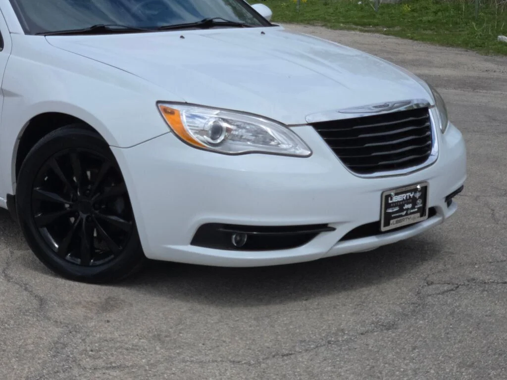 Used 2013 Chrysler 200 Limited with VIN 1C3CCBCG6DN622754 for sale in Libertyville, IL