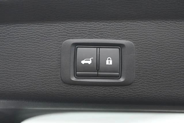 Used 2025 Cosmic Blue Met Mitsubishi SE image 22