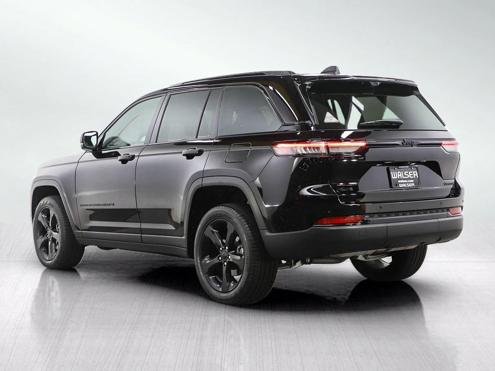 Used 2025 Diamond Black Crystal Pearlcoat Jeep Limited image 3