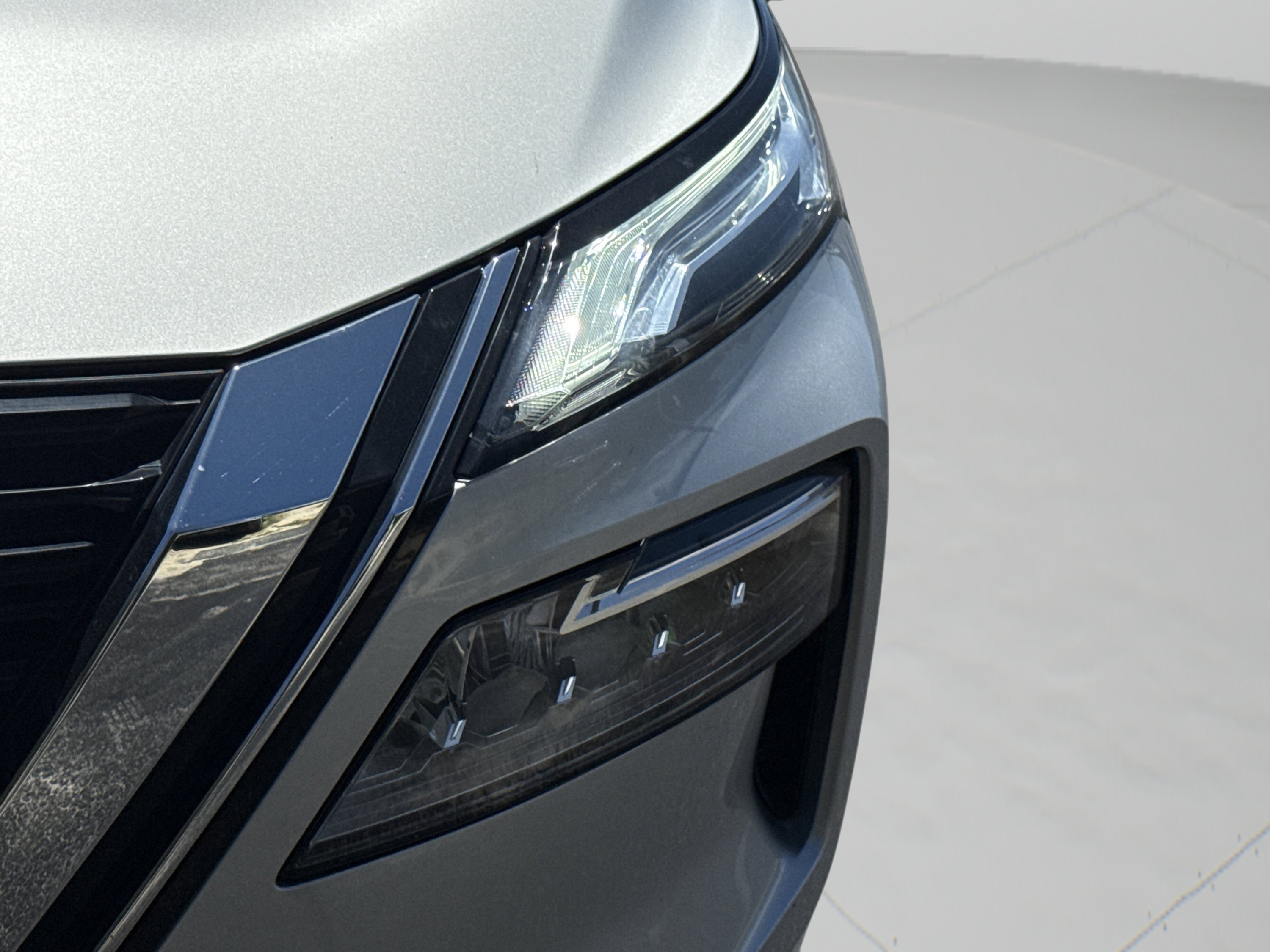 Used 2021 Brilliant Silver Metallic Nissan Platinum image 13