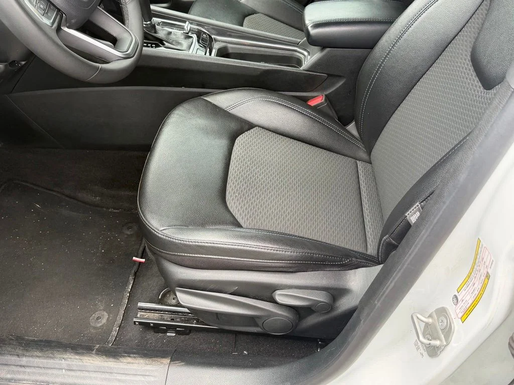 Used 2024 White Jeep Latitude image 17