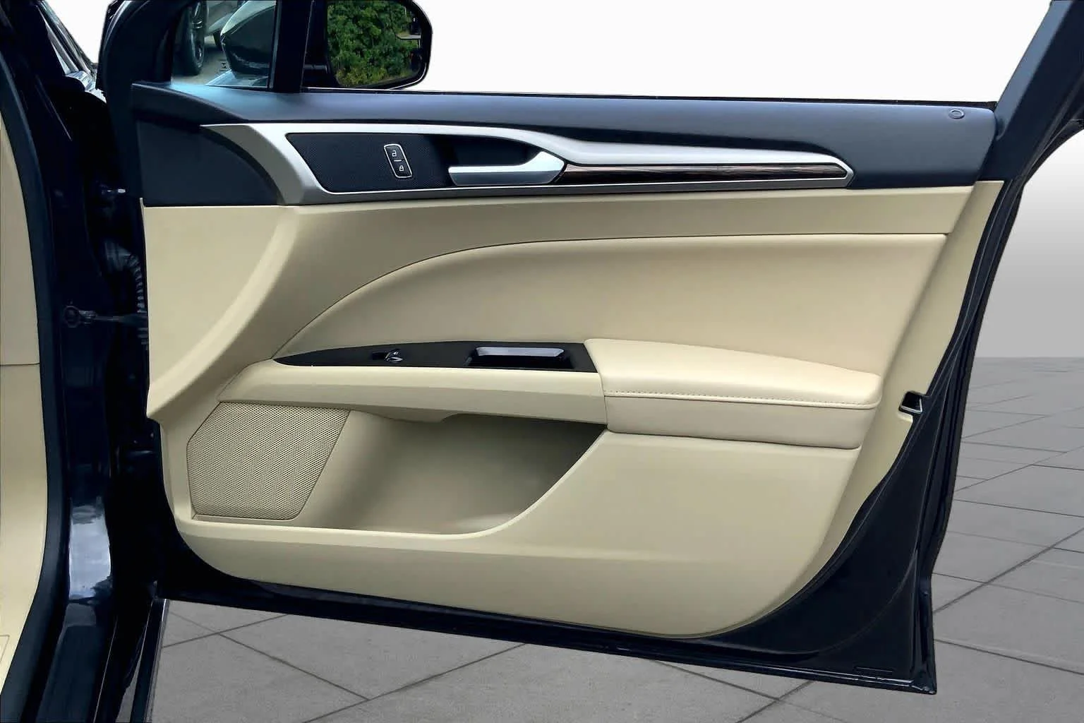 Used 2014 Tuxedo Black Metallic Ford SE image 21