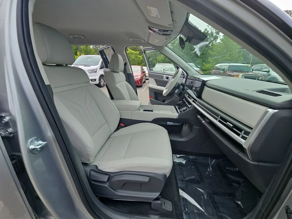 Used 2025 Silver Hyundai SEL image 10