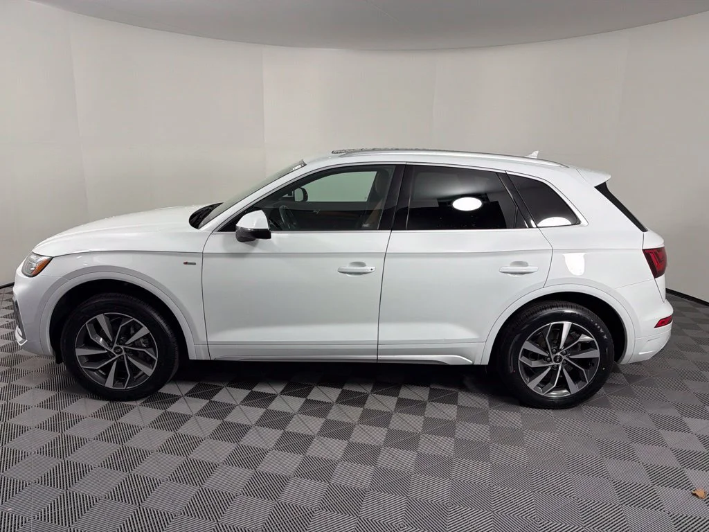 Used 2023 Glacier White Audi 45 S line Premium image 4