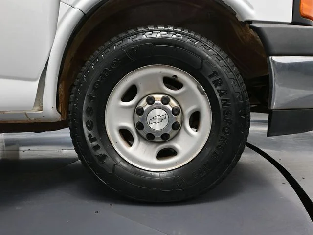 2017 Chevrolet Express Passenger LS - Photo 15