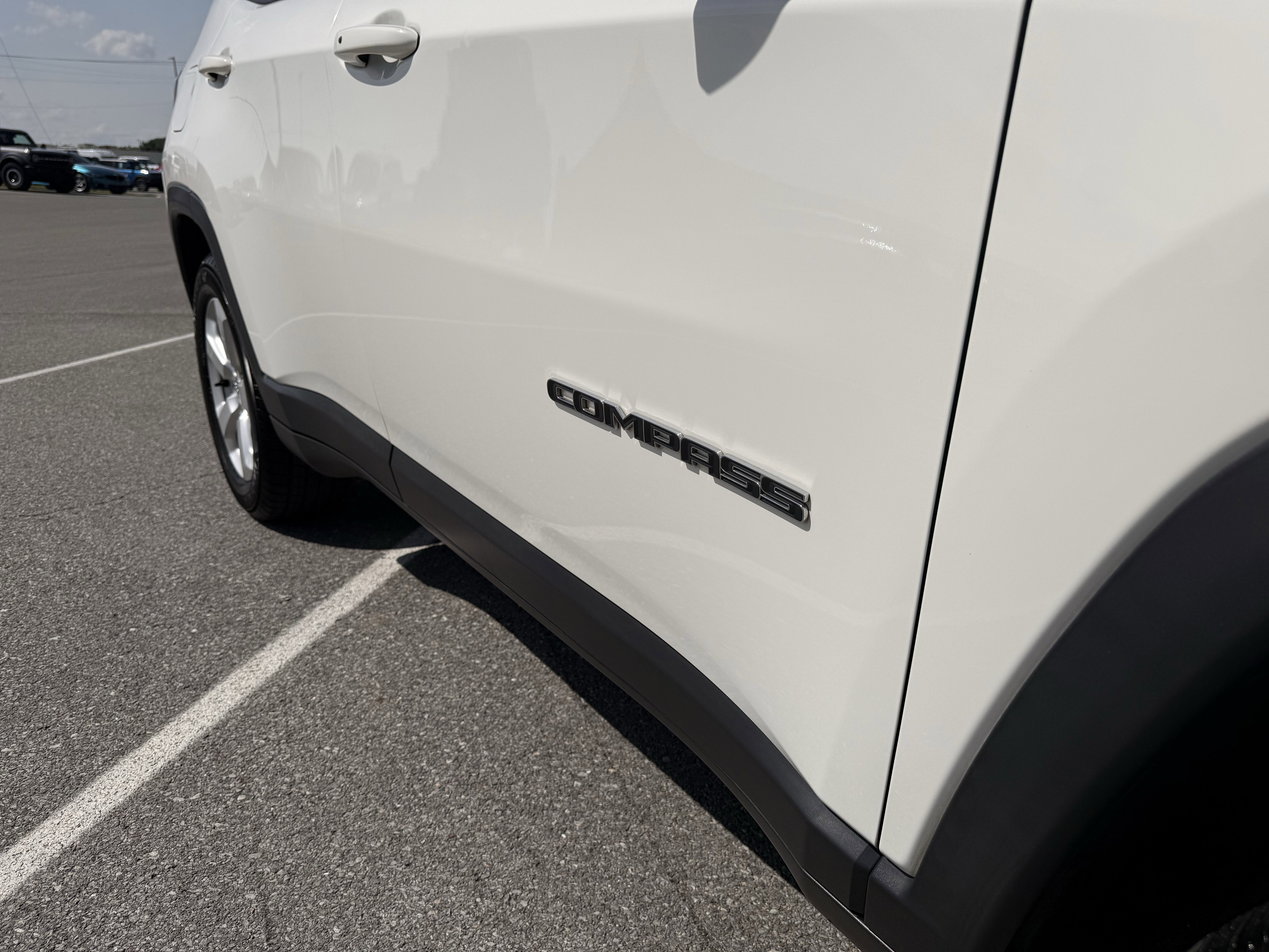 Used 2018 White Clearcoat Jeep Latitude image 40