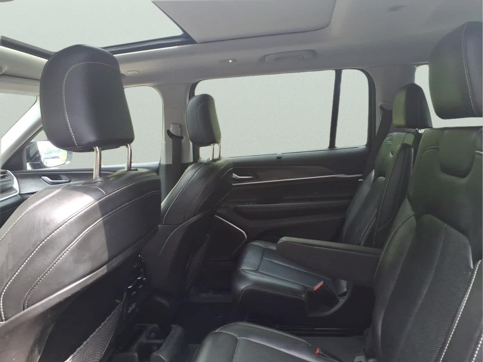 Used 2022 Diamond Black Crystal Pearlcoat Jeep Limited image 12