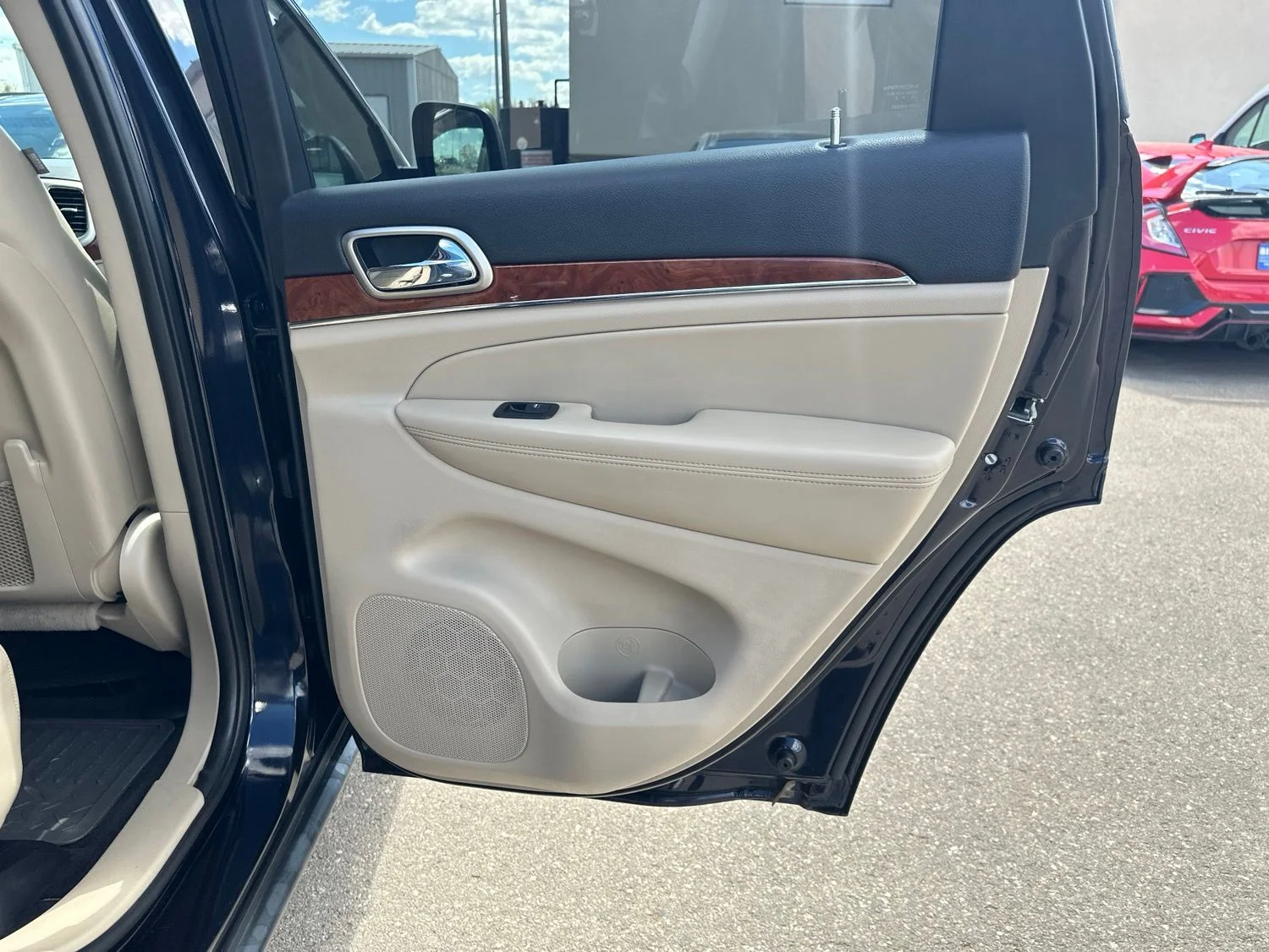 Used 2011 Black Jeep Limited image 31