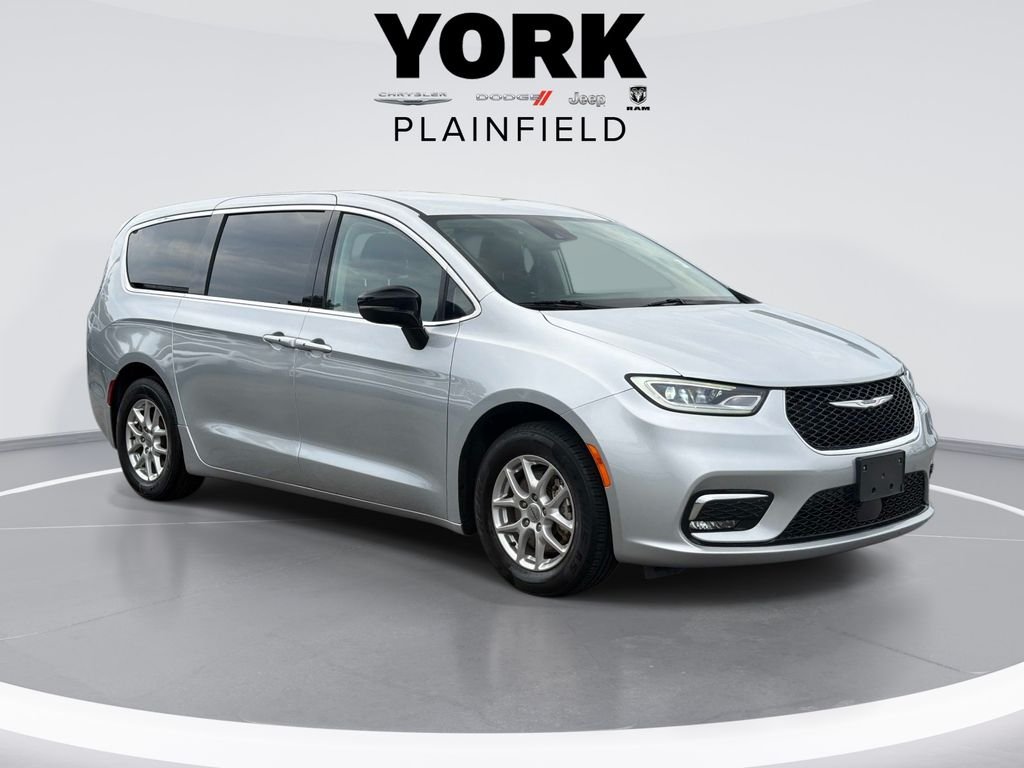 Used 2024 Silver Chrysler Touring L image 3