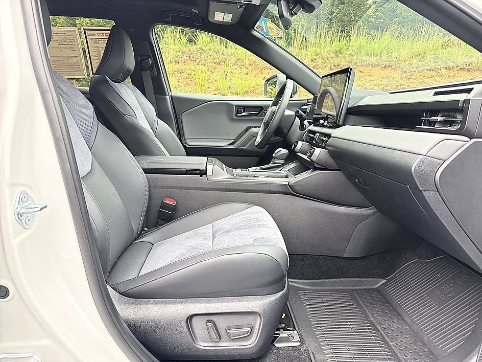 Used 2026 Wind Chill Pearl w/Black Roof Toyota XSE image 21