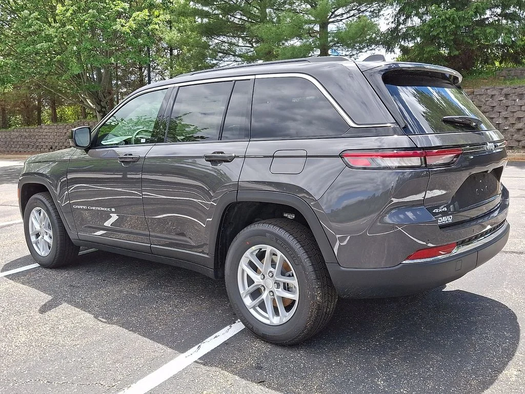 New 2026 Baltic Gray Metallic Clear-Coat Exterior Paint Jeep Laredo X image 3