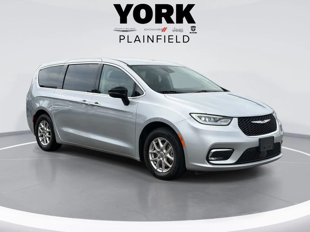 Used 2024 Silver Chrysler Touring L image 3