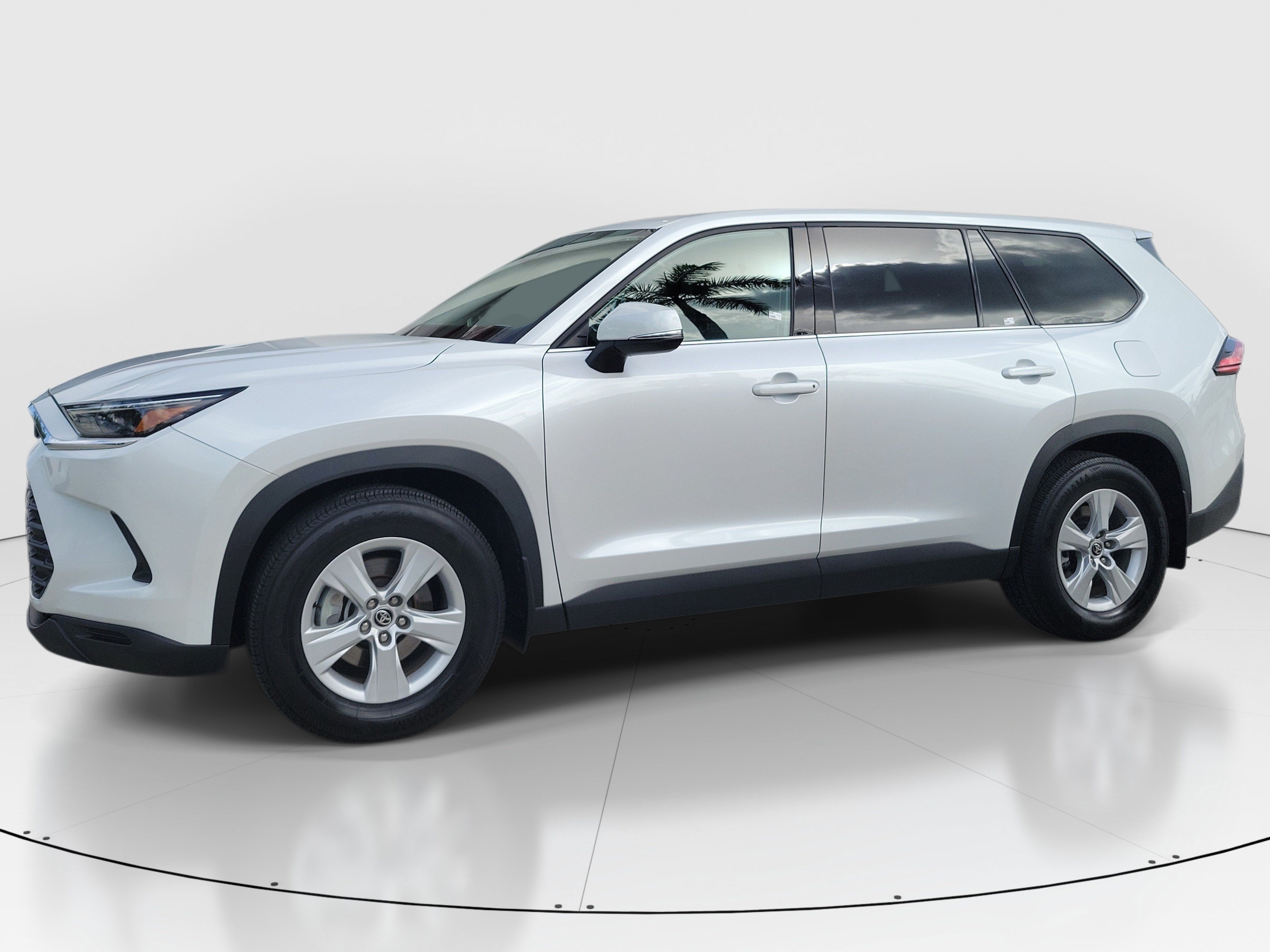 Used 2025 Pearl Toyota LE image 4