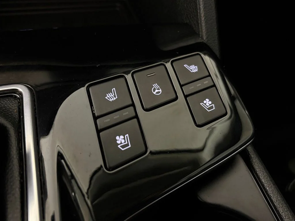 Used 2023 White Kia SX-Prestige image 28