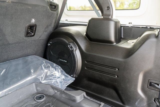 Used 2025  Jeep Sahara image 9