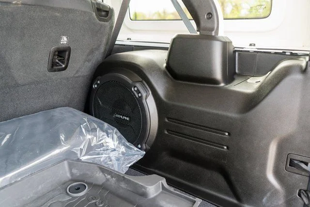 Used 2025 White/off-white Jeep Sahara image 9