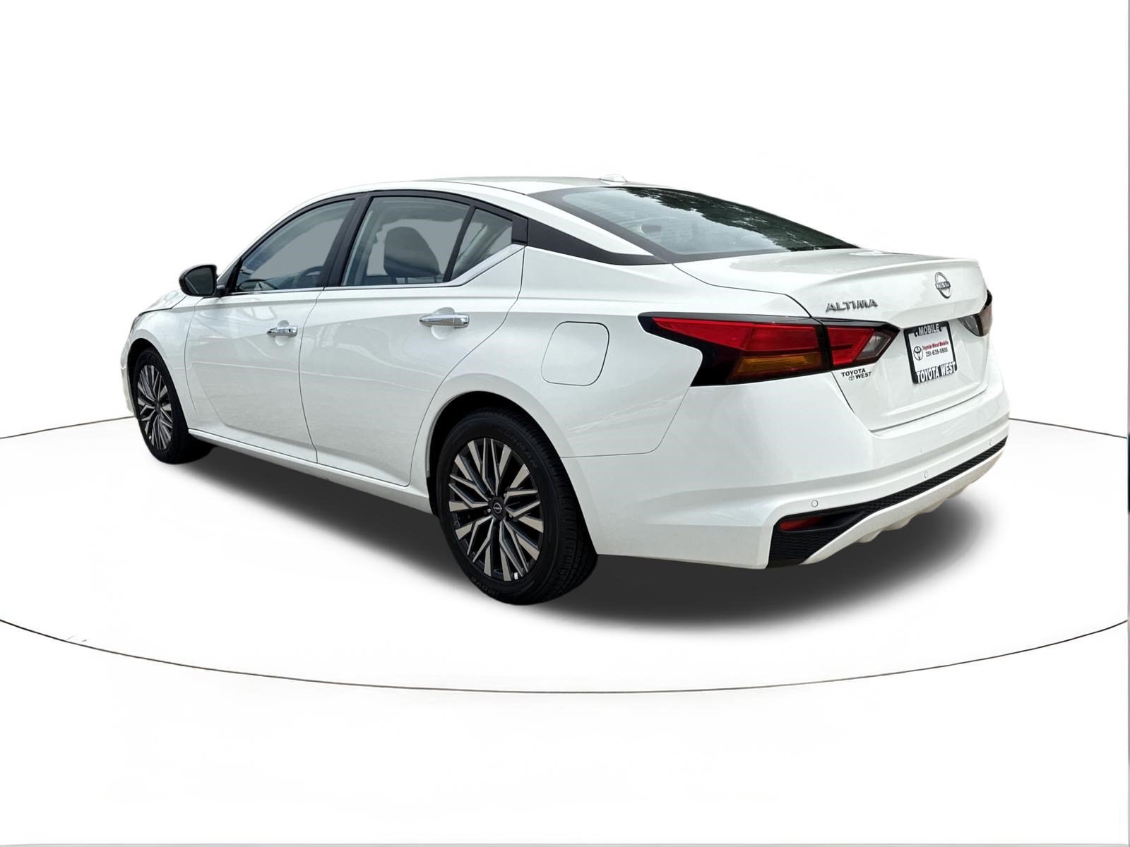 Used 2025 Glacier White Nissan SV image 5