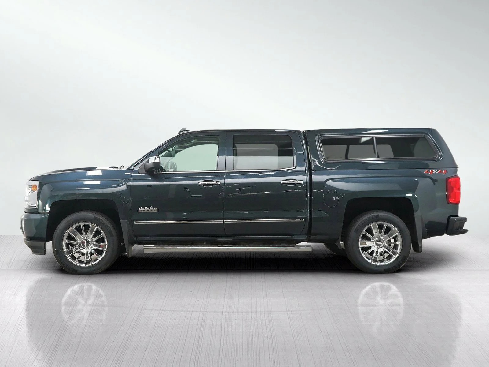 Used 2018 GRAPHITE METALLIC Chevrolet High Country image 2