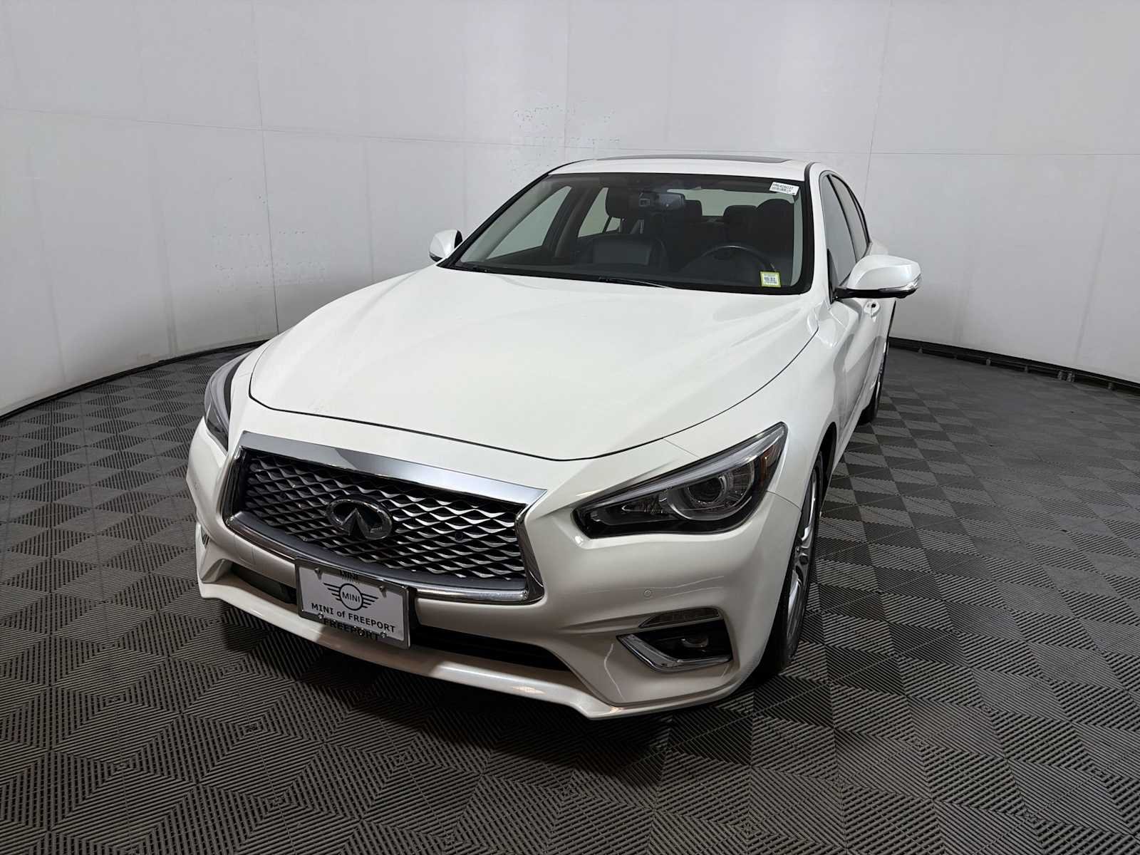 Used 2023 Majestic White INFINITI LUXE image 3