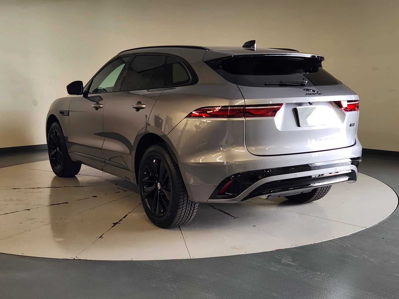New 2026 Eiger Grey Metallic Jaguar R-Dynamic S image 11