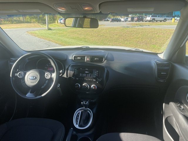 Used 2018 Clear White Kia Base image 11