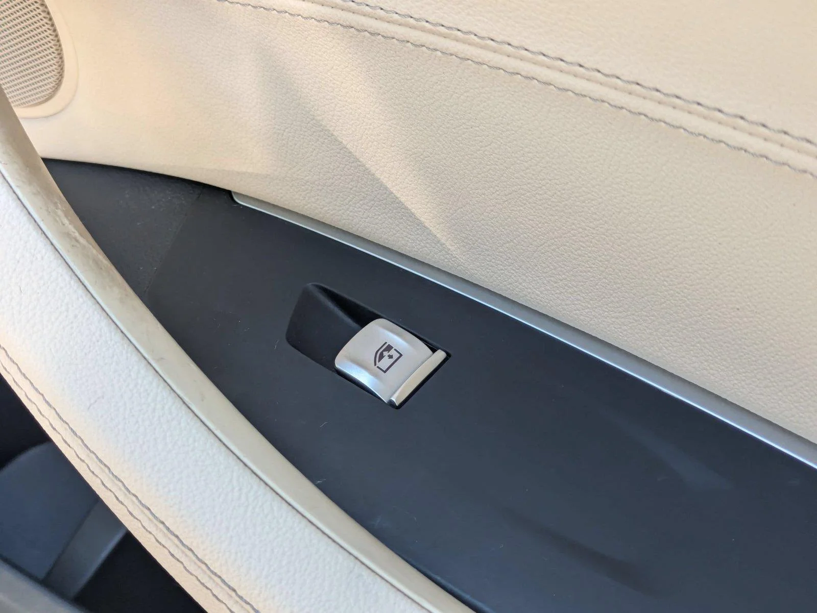 Used 2020 Alpine White BMW sDrive30i image 33