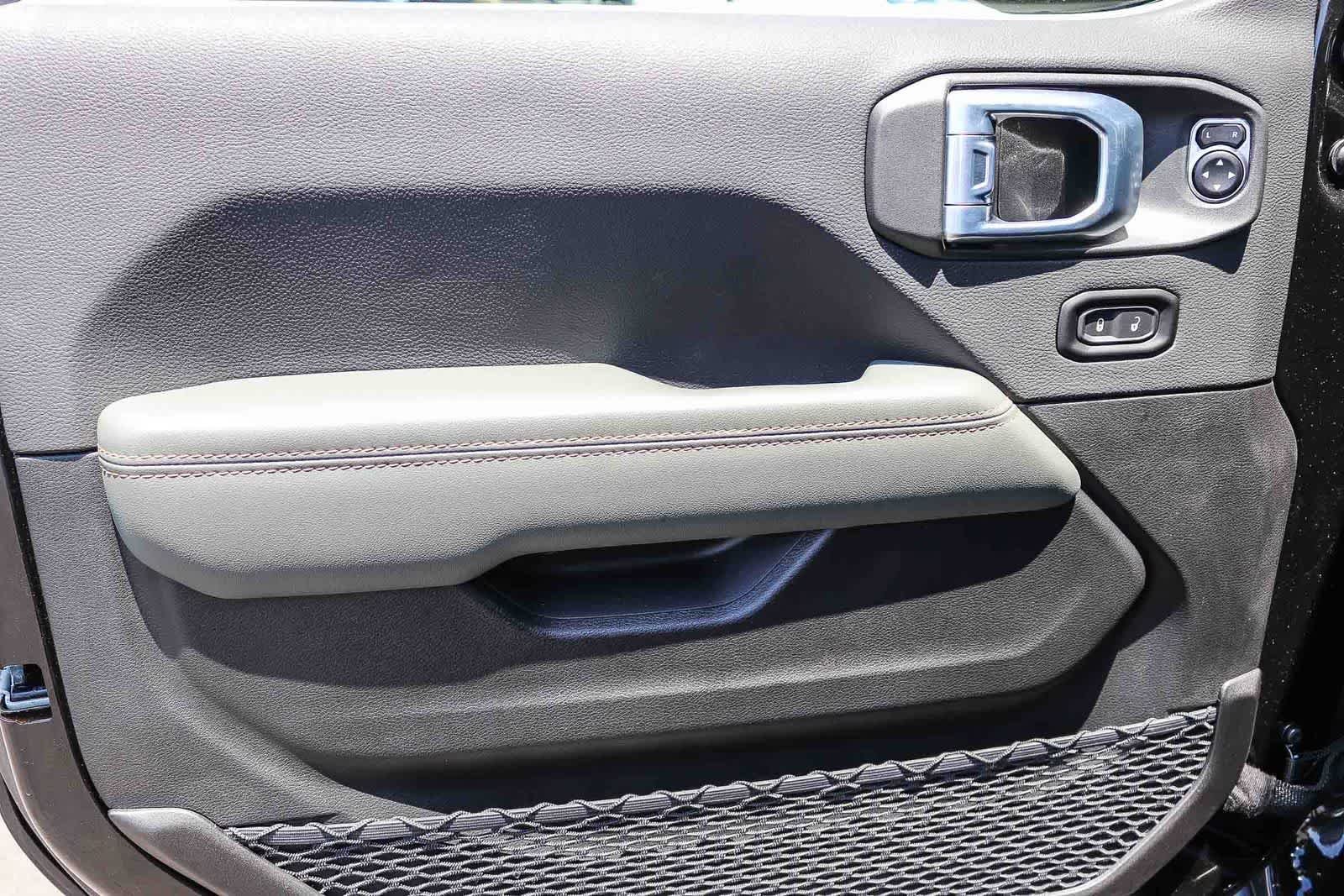 New 2026 Black Clear-Coat Exterior Paint Jeep Mojave X image 25