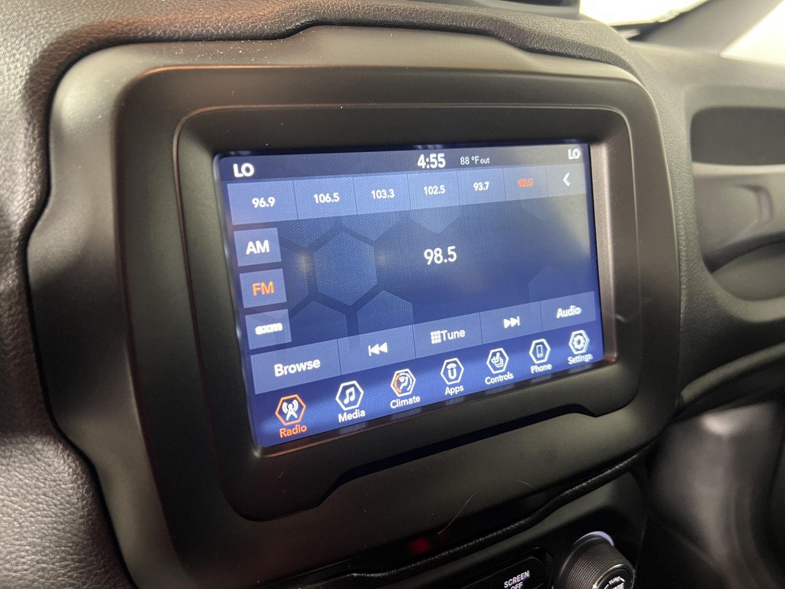 Used 2021  Jeep Latitude image 9
