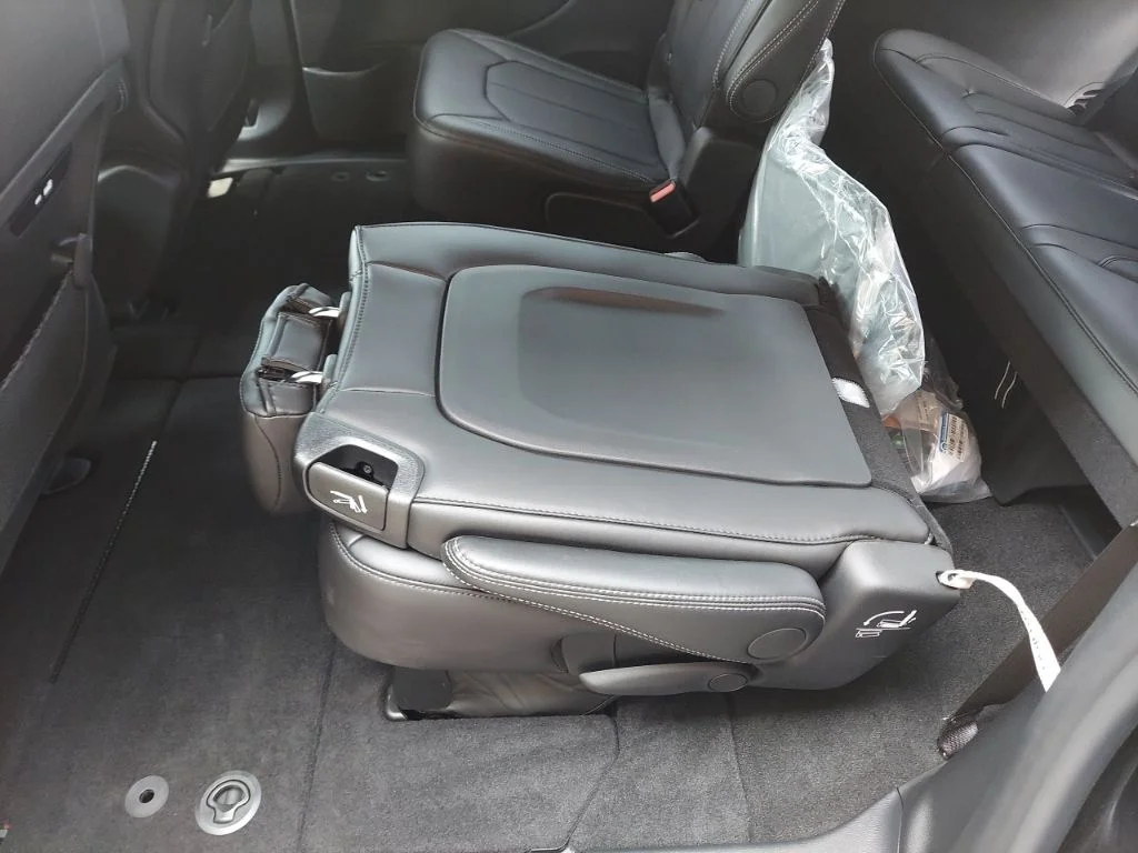 2026 Chrysler Pacifica Select - Photo 40