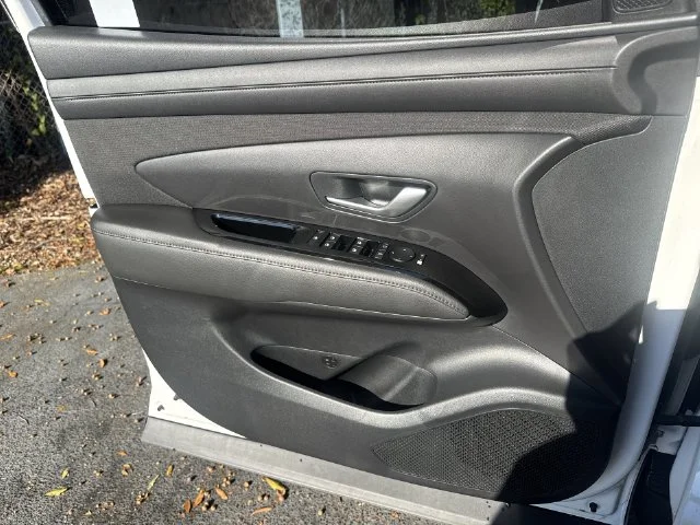 Used 2025 White Hyundai SEL image 25